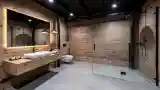 Przestronna łazienka z cegłą i drewnem