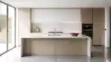 Minimalistna Kuchnia z Drewnem i Betonem