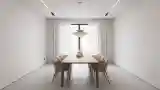 Wnętrze jadalnia z drewnem i betonem