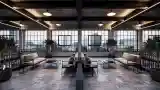 Patio Wewnętrzny z Betonem i Drewnem