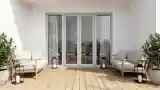 Patio z drewnem i naturalnym światłem