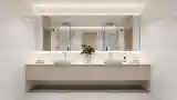 Zdrowy Salon z Drewnem i Białym Porcelaną