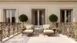 Widok na taras z eleganckimi fotelkami
