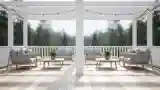 Łagodny Balkon z Drewnem i Srebrnymi Tkaninami