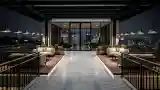 Patio Wieżowy z Drewnem i Betonem