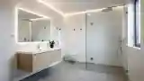 Minimalistyczna łazienka w drewnie i szkle