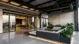 Salon Loft z Betonem i Drewniem