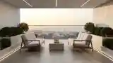Elegancki balkon z widokiem na zachód słońca