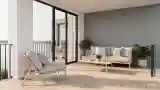 Sofa na tarasie z drewnem i szarą tapetą