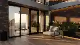 Balkon z betonem i drewnem