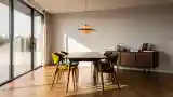 Jadalnia z drewnem i kolorami