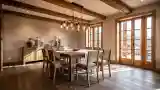 Dinia z Drewnem i Naturalnym Oświetleniem