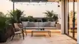 Elegancki balkon z drewnem i roślinami