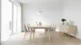 Stylowa sala posiłków z drewnem