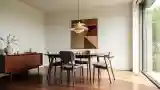 Dining Room z Drewna i Srebrnymi Odcieniami