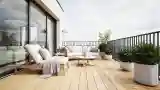 Elegancki balkon z drewnem i roślinami