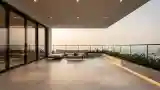 Balustrada z widokiem na zachód słońca