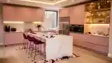 Modern Luxury Kitchen w Szmaragdowym Kamieniu