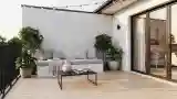 Minimalist Balkon z Drewnem i Betoniem