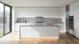 Minimalistna Kuchnia z Drewnem i Stali