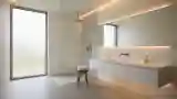Minimalistna łazienka z szkłem i drewnem