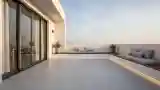 Patio Wysokościowy z Drewnem i Betonem