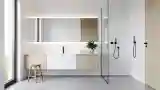 Minimalistna łazienka z drewnem i szkłem