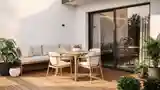 Wysoki taras Japandi z drewnem i roślinami