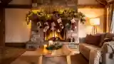 Sofa przy ognisku z drewnem
