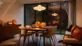 Jadalnia w stylu Mid-Century z dynamią Halloween