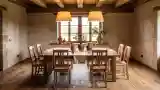 Drewniana Jadalnia z Kamieniem